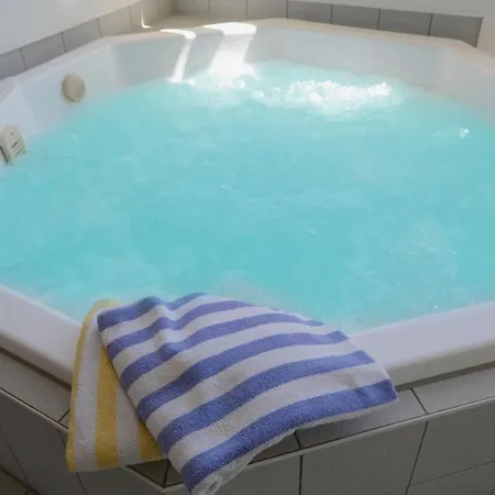 Kranich Ferienhaeuser Mit Innenpool *