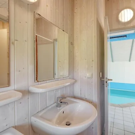 Kranich Ferienhaeuser Mit Innenpool Vakantiehuis *