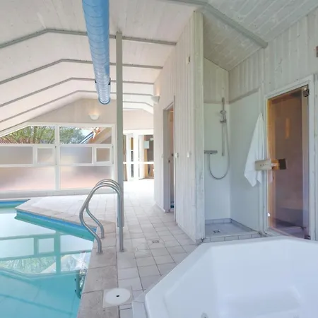 Kranich Ferienhaeuser Mit Innenpool Vakantiehuis Hohendorf (Nordvorpommern)