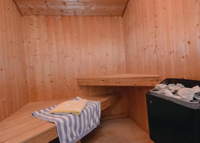 Kranich Ferienhaeuser Mit Innenpool *